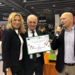 L’assessore Regionale Lombardia, Melania De Nichilo Rizzoli, consegna il Premio di Eccellenza per l’ISIS P. Carcano al Preside prof. Roberto Peverelli, con Graziano Brenna, Presidente di Fondazione Setificio